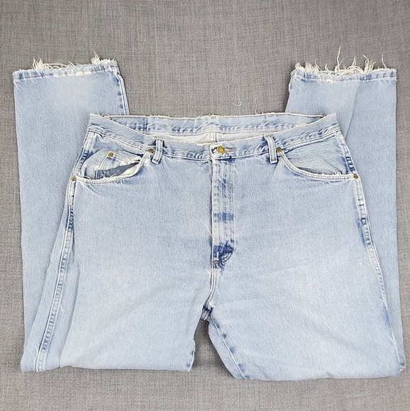 Wrangler Straight Leg Light Wash Distressed Condition 100%Cotton Jeans - 40 × 32 - Picture 3 of 6
